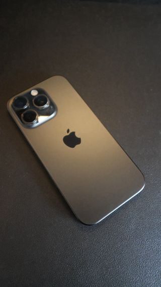 iPhone 16 Pro 256Gb - Negro + 8 fundas de marca