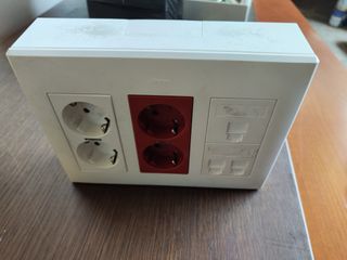 Caja Simon Cima: enchufes y RJ45