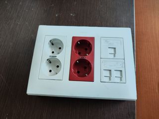 Caja Simon Cima: enchufes y RJ45