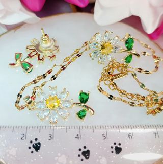 Conjunto collar y pendientes flores circonitas