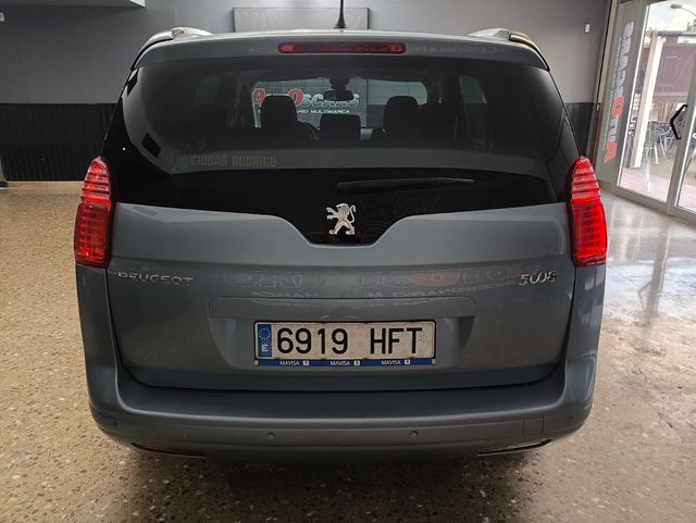 Peugeot 5008 2011