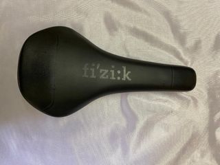 Tija telescopica y Sillín Fizik: cómodo y ligero
