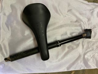 Tija telescopica y Sillín Fizik: cómodo y ligero