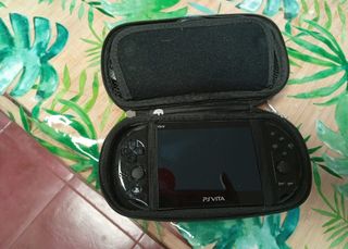 PS Vita PCH 2016 nero + 3 giochi + cover