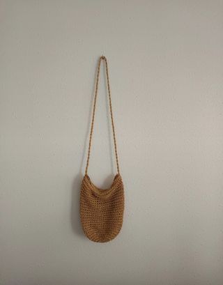 Bolso de mimbre color marrón