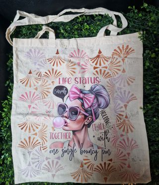 Bolso tote decorado a mano.