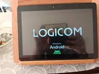Tablet negra en soporte madera