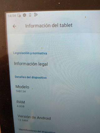 Tablet negra en soporte madera