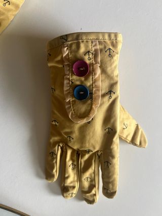 Guantes amarillos con anclas