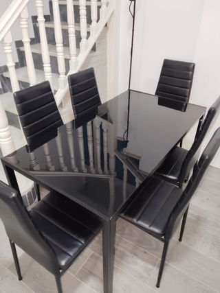 Mesa de cristal negra, 6 sillas y lámpara de pie.