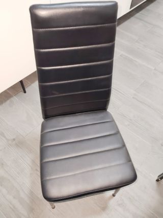 Mesa de cristal negra, 6 sillas y lámpara de pie.