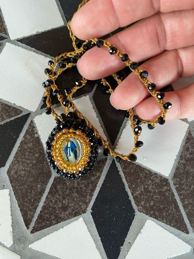 Collana con ciondolo nero e oro