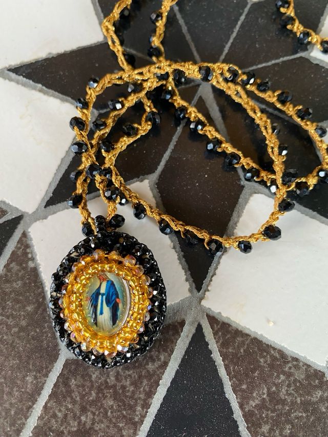 Collana con ciondolo nero e oro