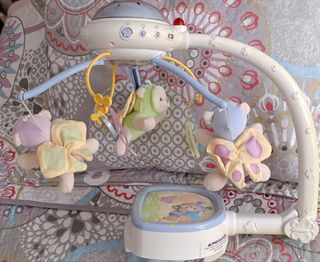 Móvil musical cuna bebé de la marca Fisher Price.