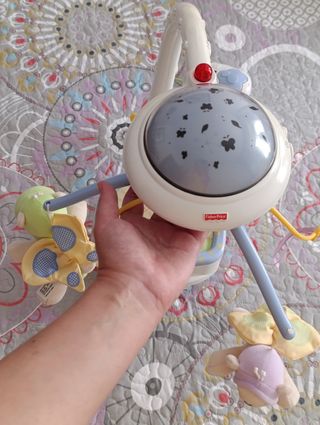Móvil musical cuna bebé de la marca Fisher Price.