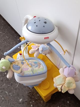 Móvil musical cuna bebé de la marca Fisher Price.