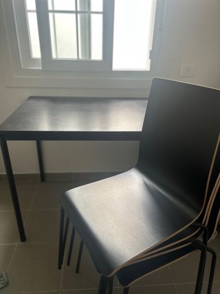Mesa negra + 4 sillas