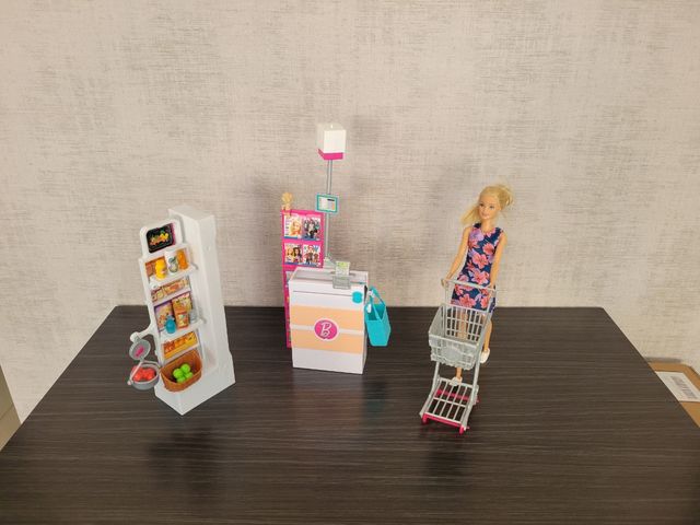 Supermercado Barbie: Cajas registradora y estantes