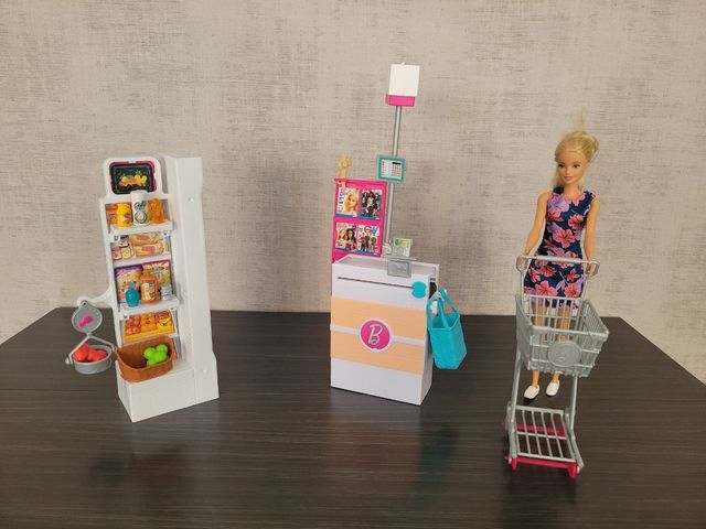 Supermercado Barbie: Cajas registradora y estantes