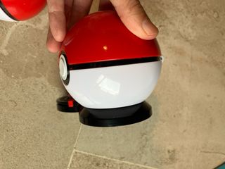 Juego Pokemon: 2 Poké Balls + tarjeta