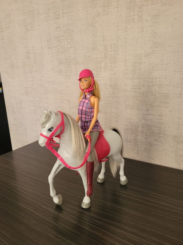Barbie y Caballo Gris