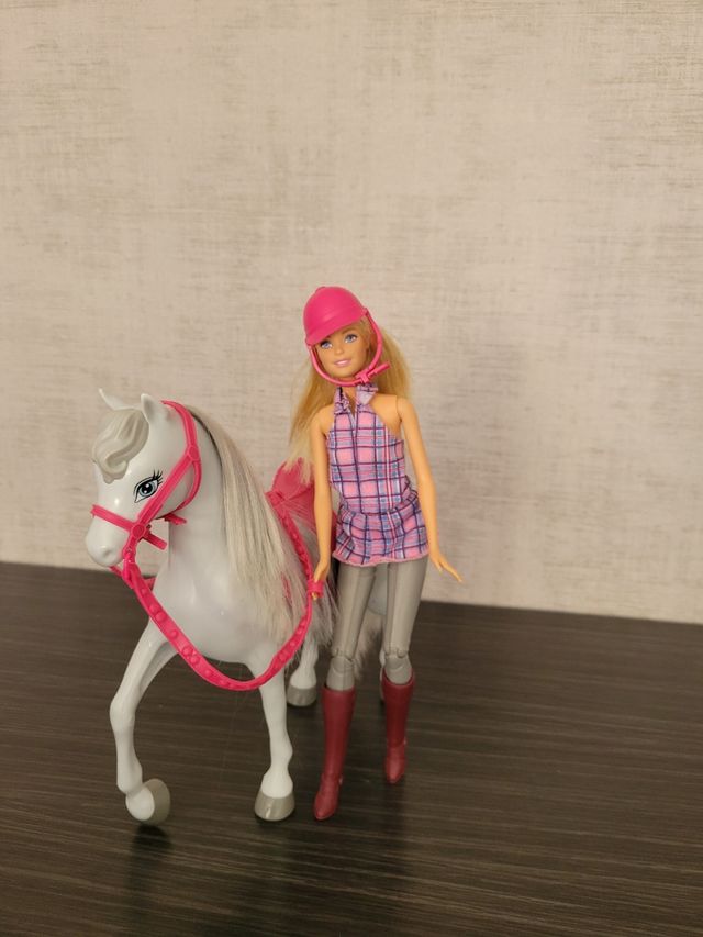 Barbie y Caballo Gris