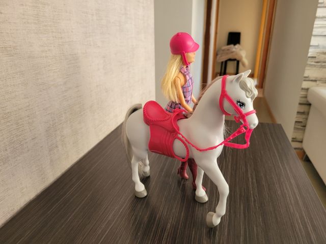 Barbie y Caballo Gris