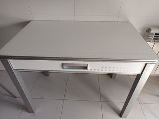 Mesa cocina blanca y plata. Cristal de seguridad 