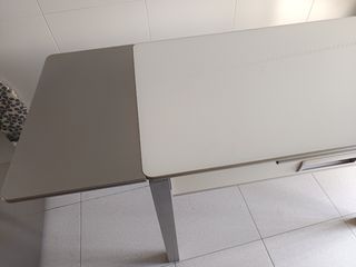 Mesa cocina blanca y plata. Cristal de seguridad 