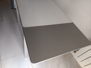 Mesa cocina blanca y plata. Cristal de seguridad 