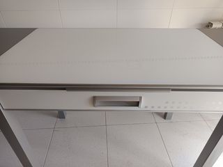 Mesa cocina blanca y plata. Cristal de seguridad 
