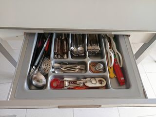 Mesa cocina blanca y plata. Cristal de seguridad 