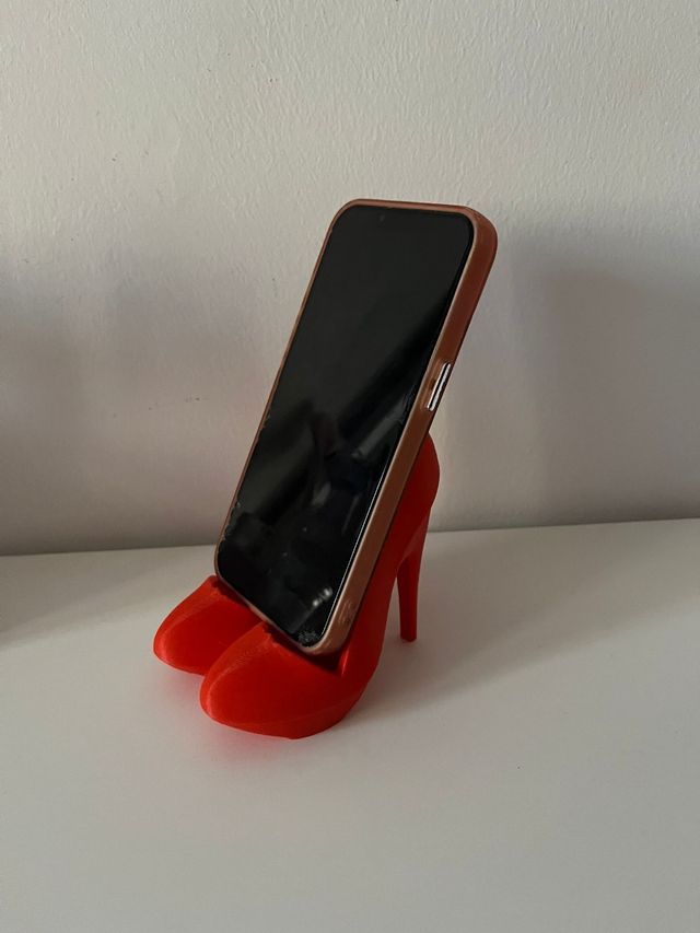 Soporte teléfono zapatos de tacón 3D rojos.