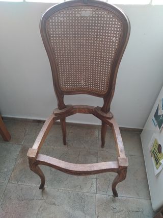 Silla de madera y mimbre