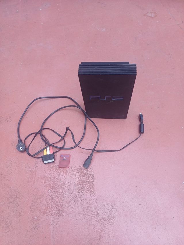 PS2 (PlayStation 2) negra con cables