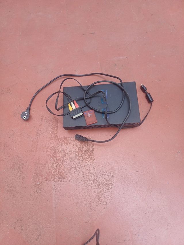 PS2 (PlayStation 2) negra con cables