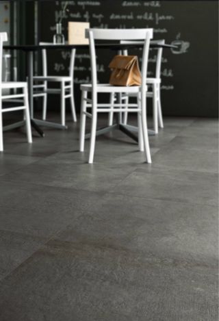 Suelo porcelánico gris antracita
