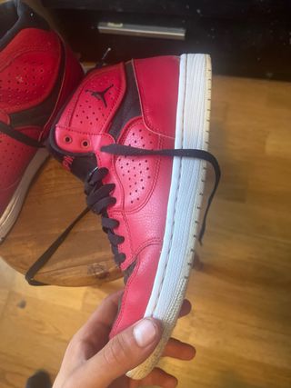 Zapatillas Jordan rojas talla 43