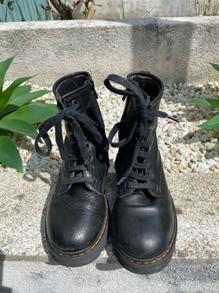 Botas negras piel niña - tipo Dr. Martens talla 32