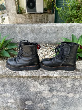 Botas negras piel niña - tipo Dr. Martens talla 32