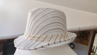 Cappello bianco a righe nere