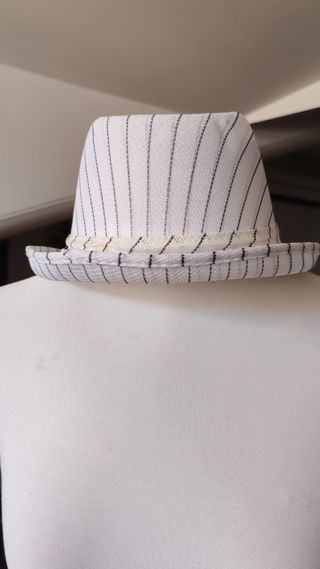 Cappello bianco a righe nere