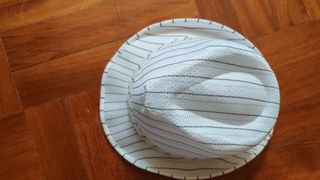 Cappello bianco a righe nere