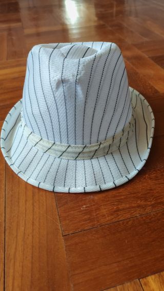 Cappello bianco a righe nere