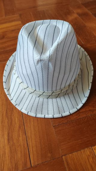 Cappello bianco a righe nere