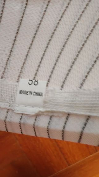 Cappello bianco a righe nere