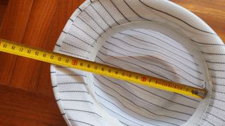 Cappello bianco a righe nere