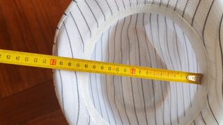 Cappello bianco a righe nere