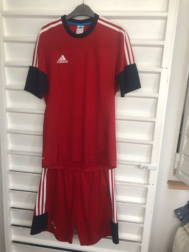 Conjunto Adidas rojo.Talla S camiseta y M pantalon