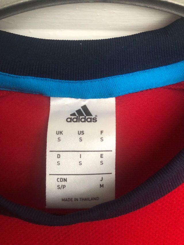 Conjunto Adidas rojo.Talla S camiseta y M pantalon